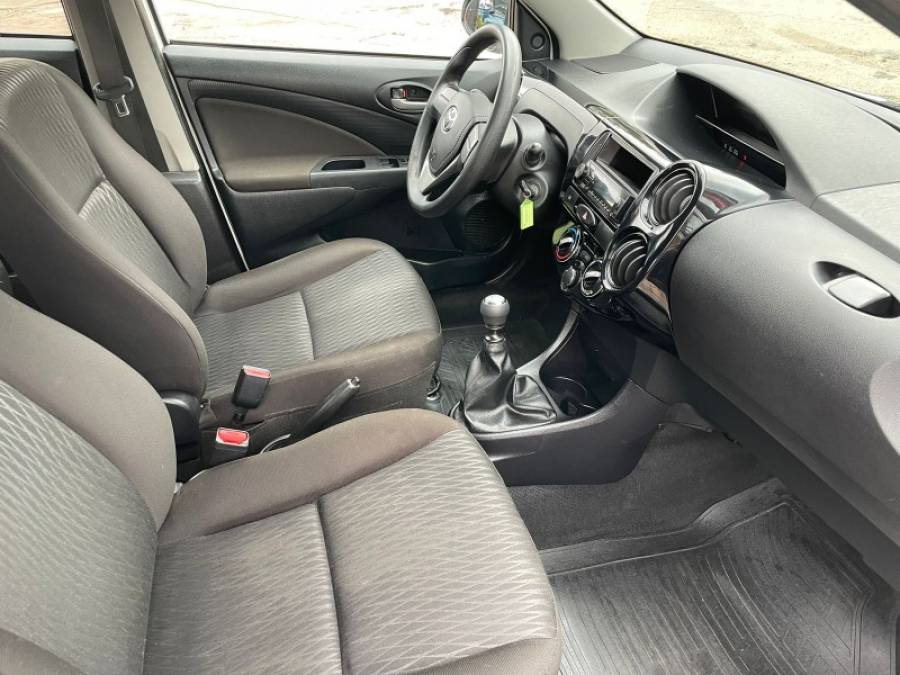 TOYOTA - ETIOS - 2020/2020 - Branca - R$ 56.900,00