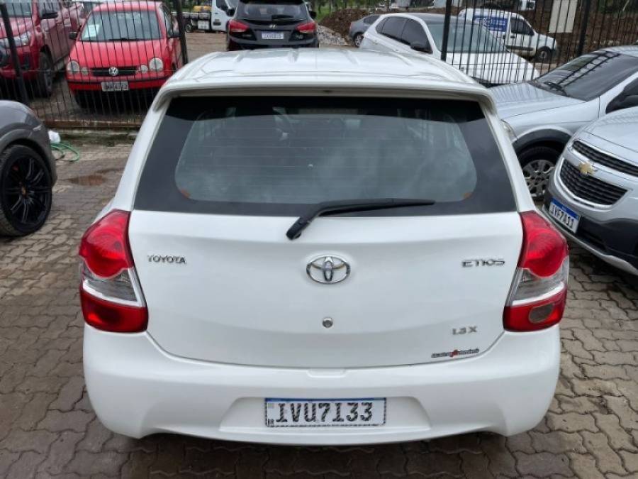 TOYOTA - ETIOS - 2014/2014 - Prata - R$ 40.900,00