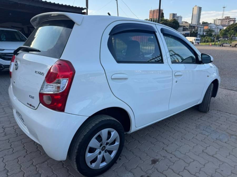 TOYOTA - ETIOS - 2014/2014 - Branca - R$ 40.900,00