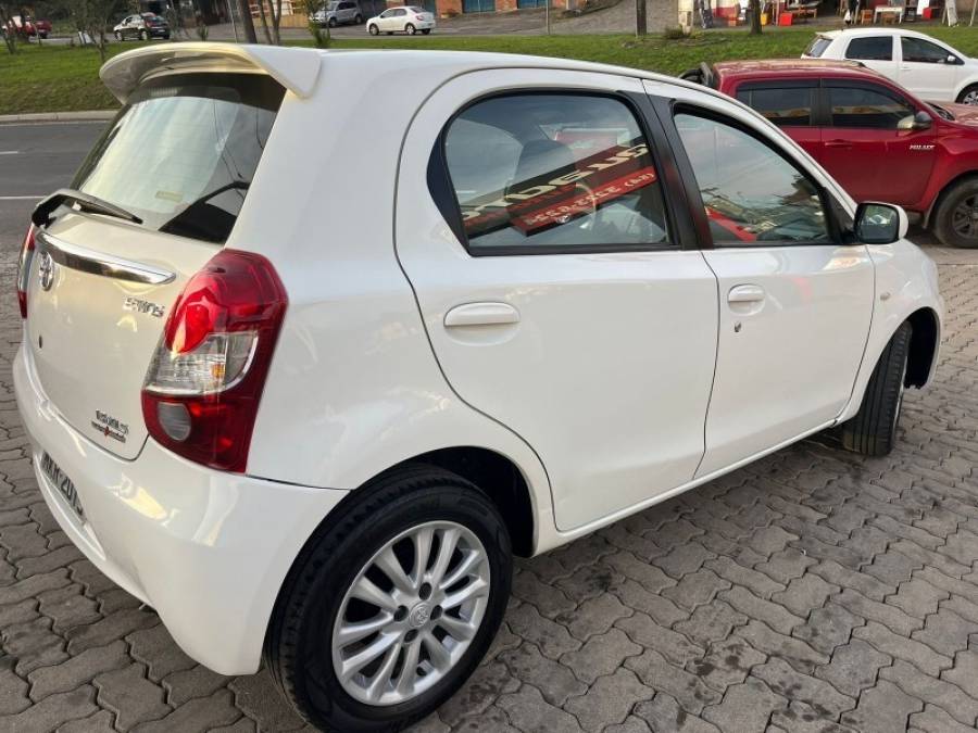 TOYOTA - ETIOS - 2013/2013 - Branca - R$ 38.900,00