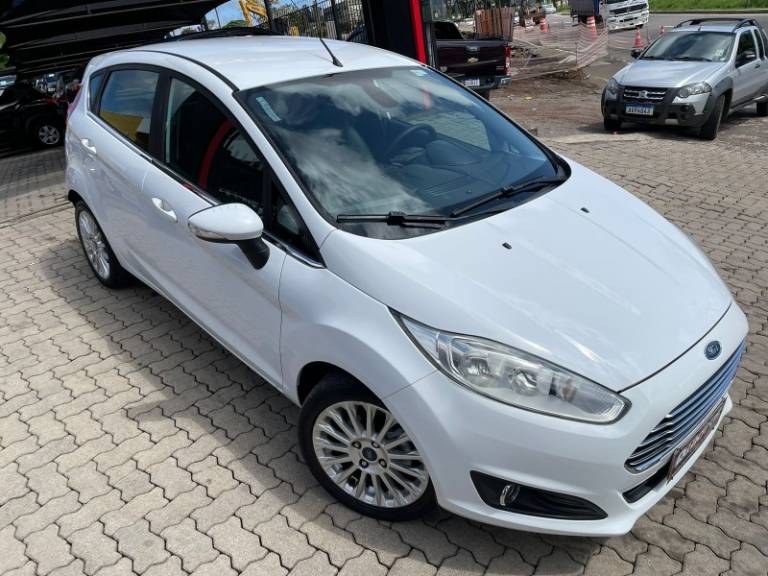 FORD - FIESTA - 2015/2015 - Branca - R$ 48.900,00