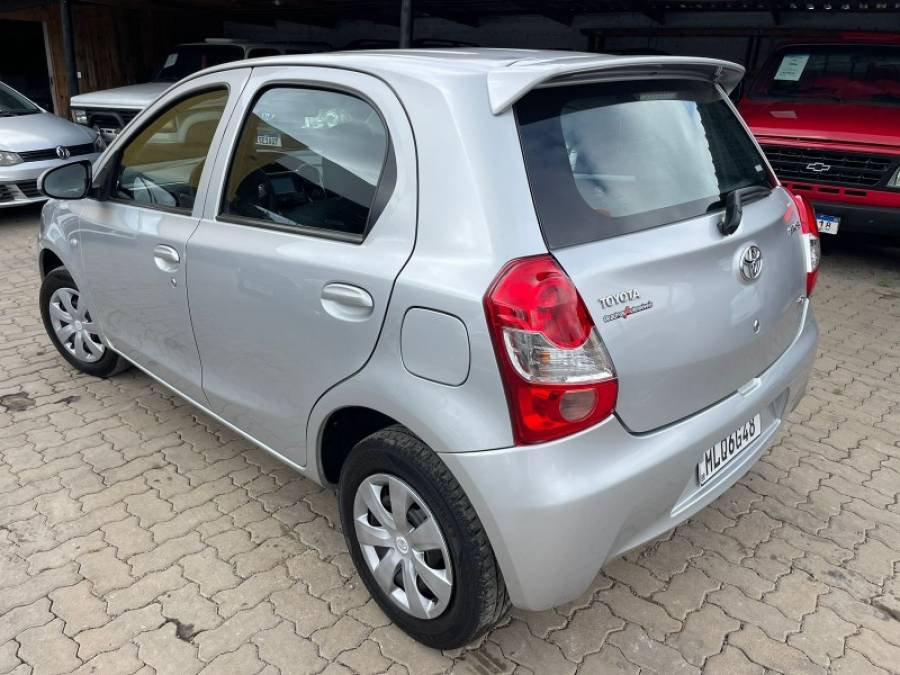 TOYOTA - ETIOS - 2014/2014 - Prata - R$ 39.990,00