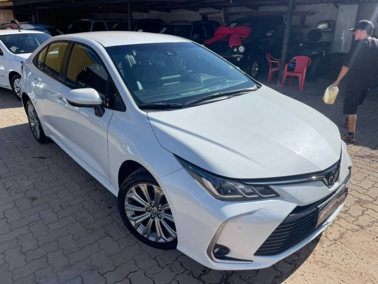 TOYOTA - COROLLA - 2023/2023 - Branca - R$ 129.990,00