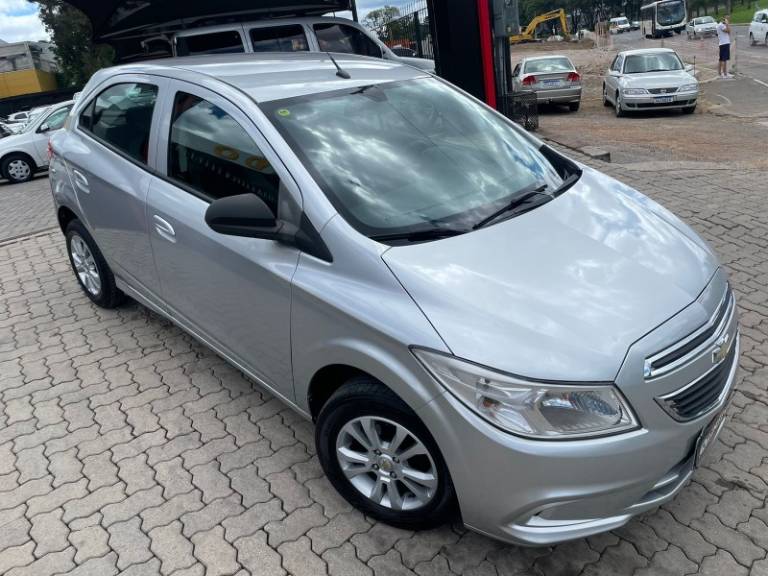 CHEVROLET - ONIX - 2015/2015 - Prata - R$ 45.900,00