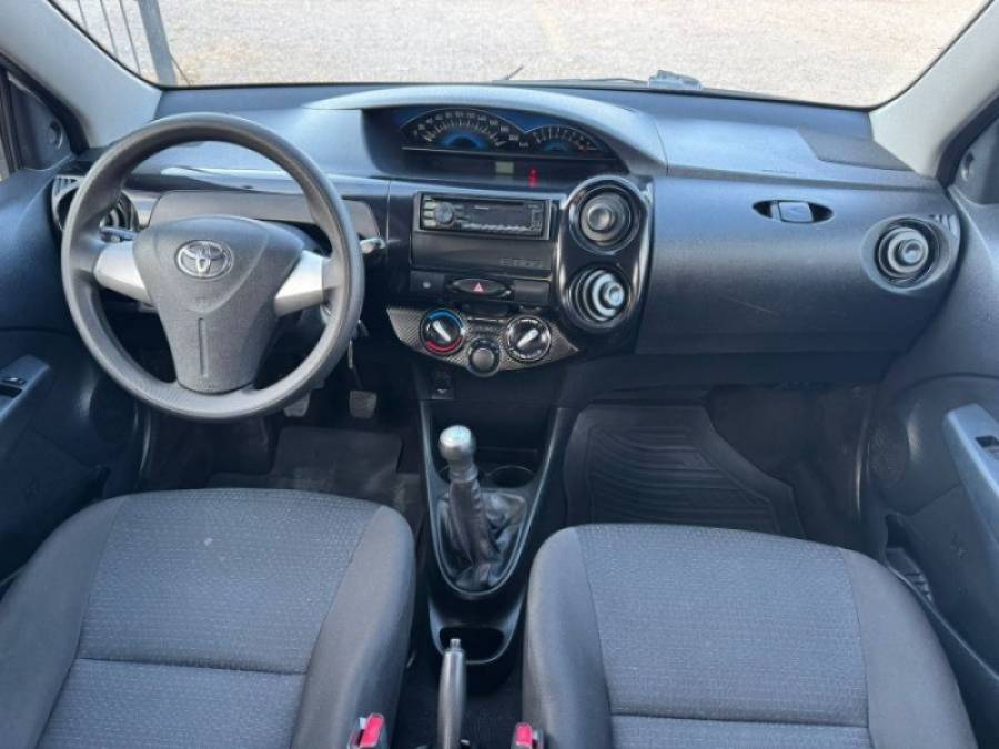 TOYOTA - ETIOS - 2014/2014 - Prata - R$ 40.900,00