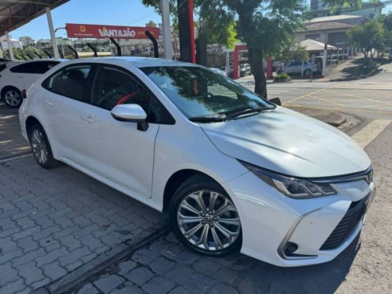 TOYOTA - COROLLA - 2023/2023 - Branca - R$ 129.900,00