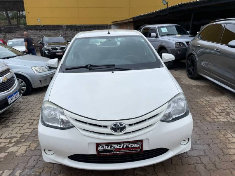 TOYOTA - ETIOS - 2014/2014 - Prata - R$ 40.900,00