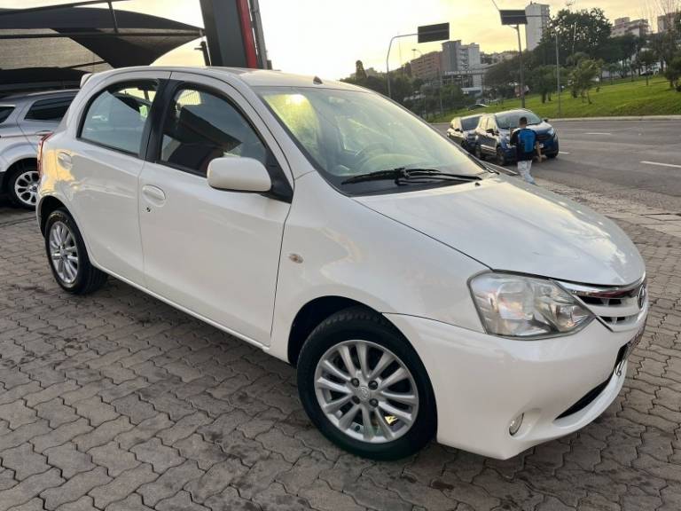 TOYOTA - ETIOS - 2013/2013 - Branca - R$ 40.900,00