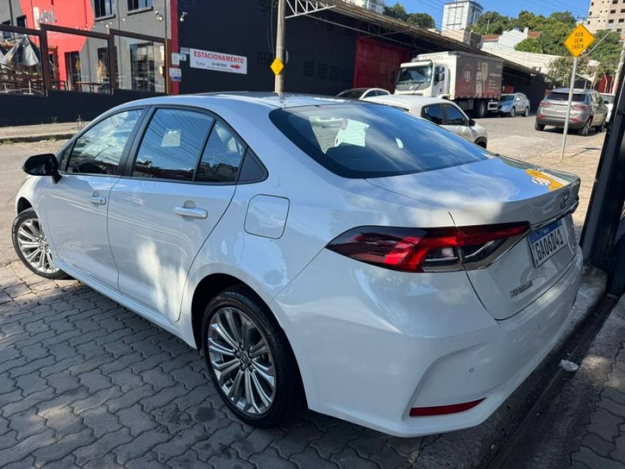 TOYOTA - COROLLA - 2023/2023 - Branca - R$ 129.990,00