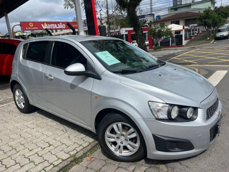 CHEVROLET - SONIC - 2013/2013 - Prata - R$ 39.900,00