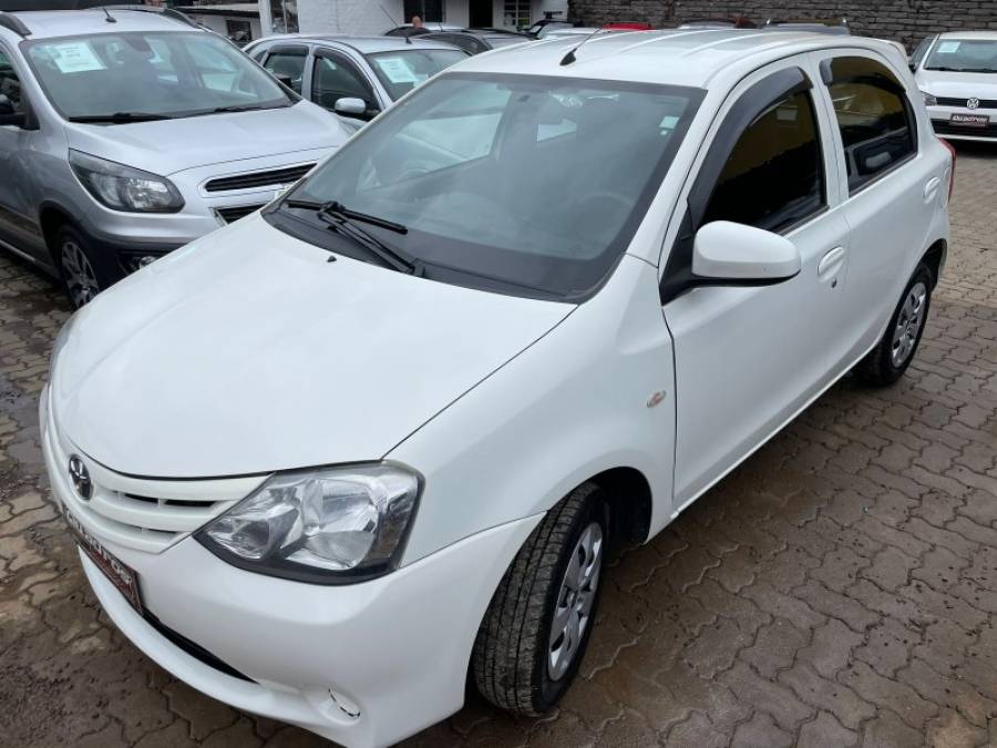 TOYOTA - ETIOS - 2014/2014 - Branca - R$ 40.900,00