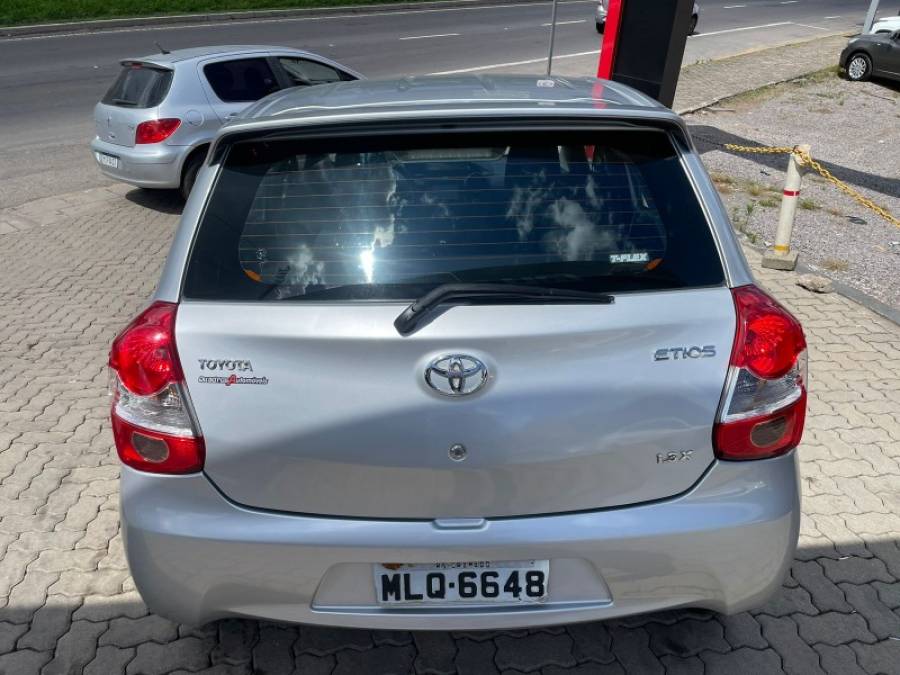 TOYOTA - ETIOS - 2014/2014 - Prata - R$ 40.900,00