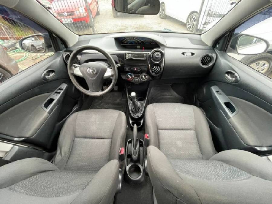 TOYOTA - ETIOS - 2014/2014 - Prata - R$ 40.900,00