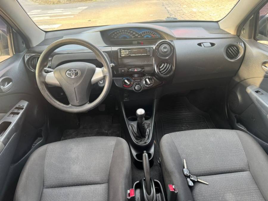 TOYOTA - ETIOS - 2014/2014 - Branca - R$ 40.900,00