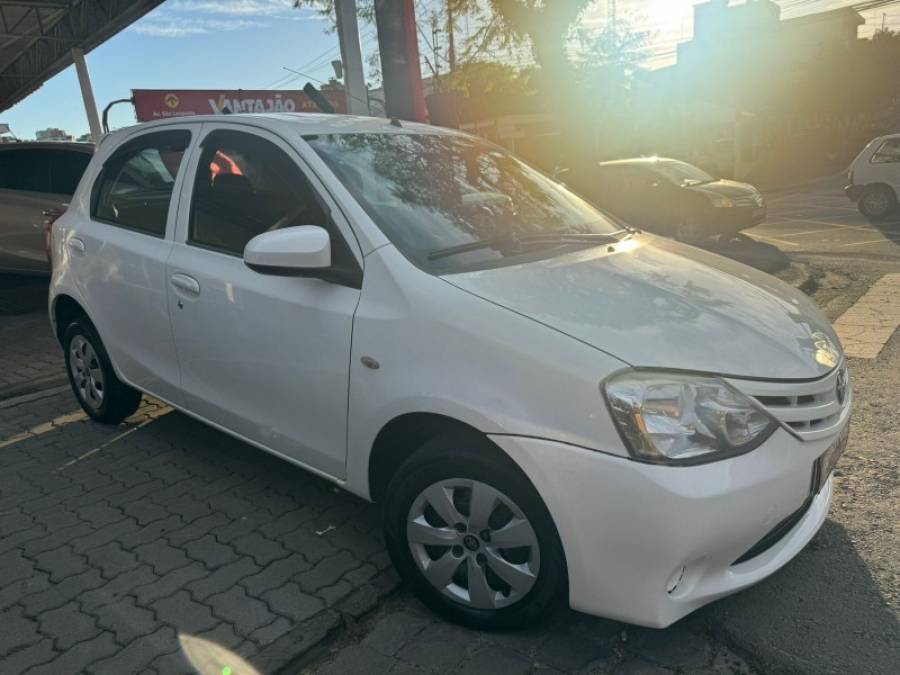 TOYOTA - ETIOS - 2014/2014 - Branca - R$ 40.900,00