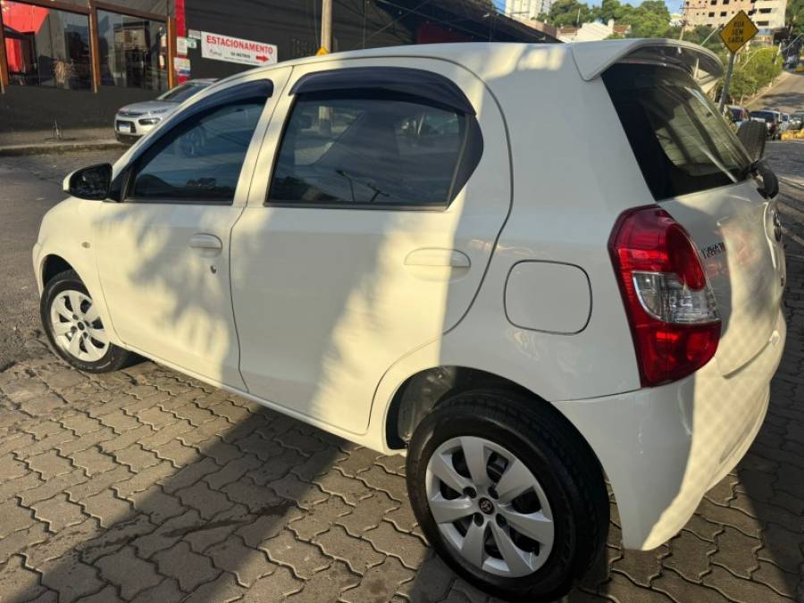 TOYOTA - ETIOS - 2014/2014 - Branca - R$ 40.900,00