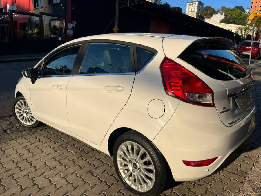 FORD - FIESTA - 2015/2015 - Branca - R$ 48.900,00