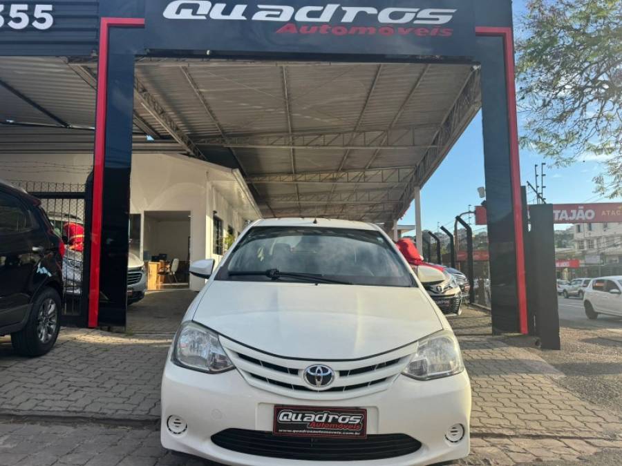 TOYOTA - ETIOS - 2014/2014 - Branca - R$ 40.900,00