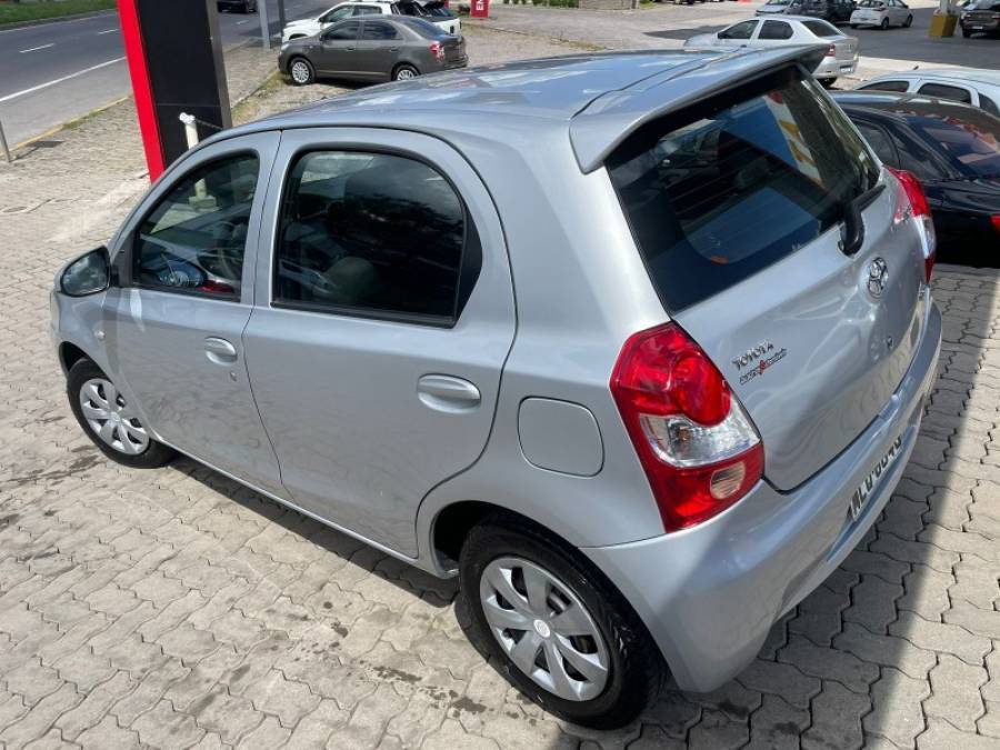 TOYOTA - ETIOS - 2014/2014 - Prata - R$ 40.900,00