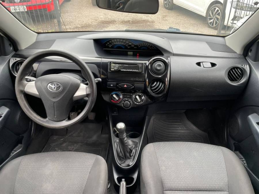 TOYOTA - ETIOS - 2014/2014 - Branca - R$ 40.900,00