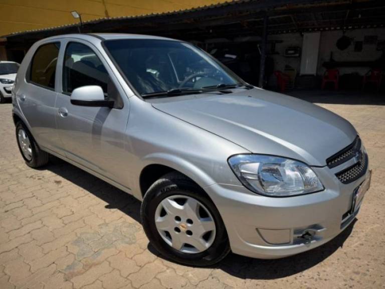 CHEVROLET - CELTA - 2013/2013 - Prata - R$ 31.900,00