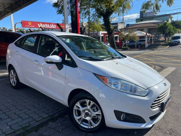 FORD - FIESTA - 2014/2014 - Branca - R$ 39.900,00