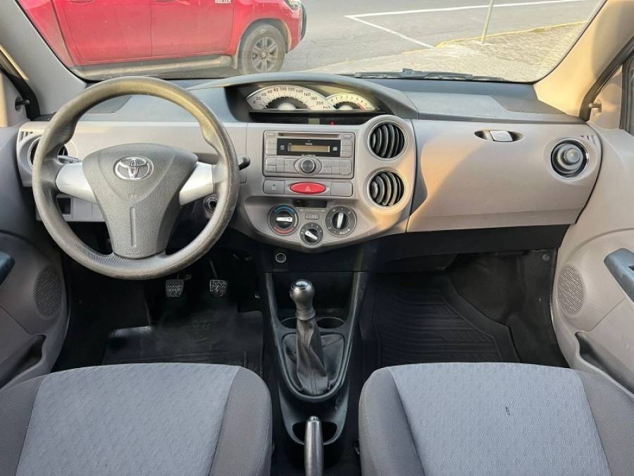 TOYOTA - ETIOS - 2013/2013 - Branca - R$ 38.900,00