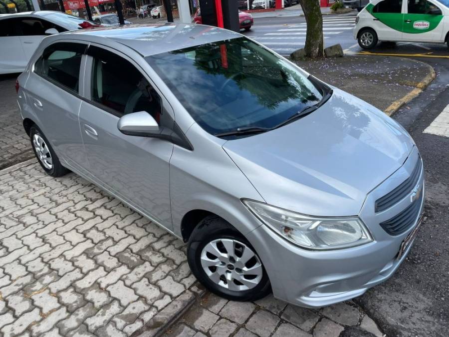 CHEVROLET - ONIX - 2015/2015 - Prata - R$ 45.900,00