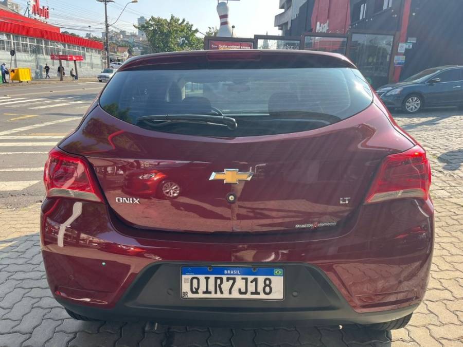 CHEVROLET - ONIX - 2018/2018 - Vermelha - R$ 53.900,00