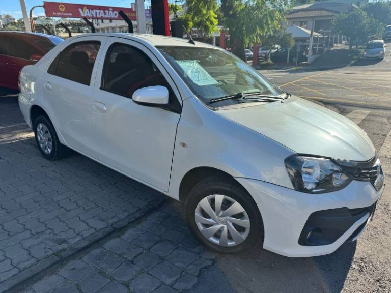 TOYOTA - ETIOS - 2018/2019 - Branca - R$ 65.900,00