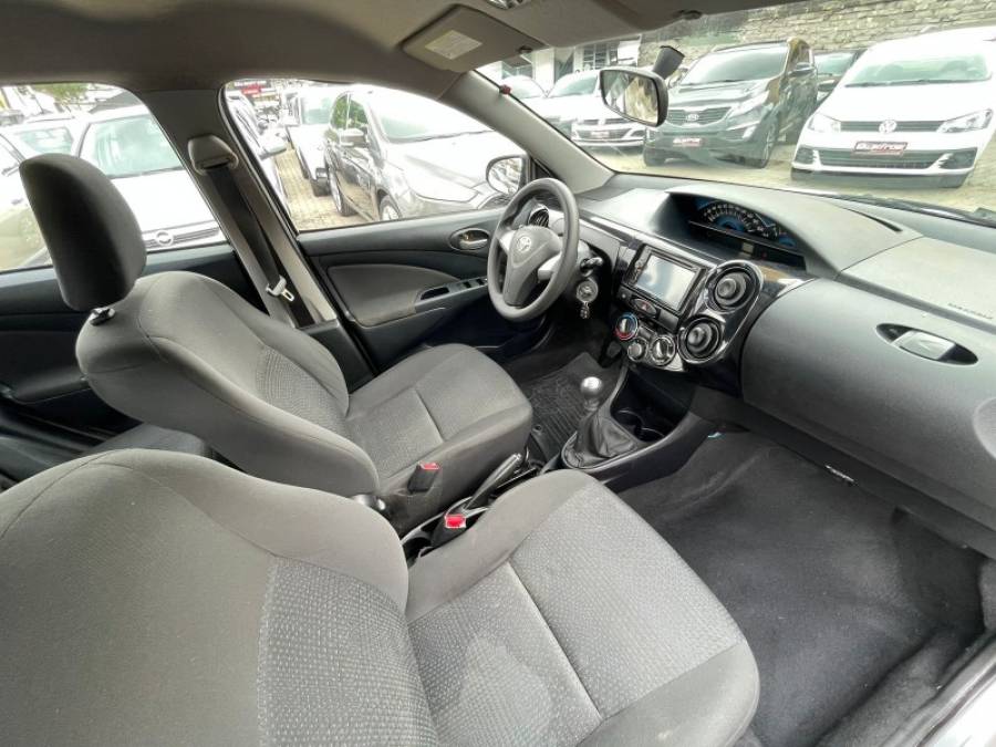 TOYOTA - ETIOS - 2014/2014 - Prata - R$ 39.990,00