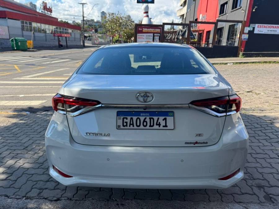 TOYOTA - COROLLA - 2023/2023 - Branca - R$ 129.990,00