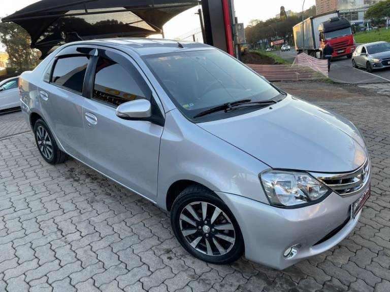 TOYOTA - ETIOS - 2016/2016 - Prata - R$ 52.900,00