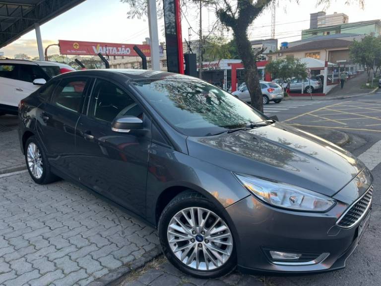 FORD - FOCUS - 2018/2018 - Cinza - R$ 59.900,00