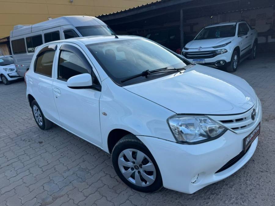 TOYOTA - ETIOS - 2014/2014 - Branca - R$ 40.900,00