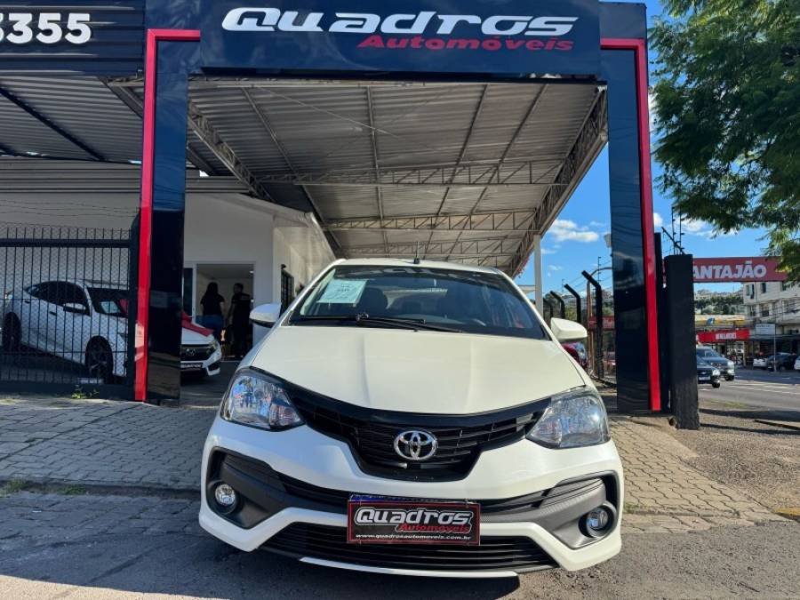 TOYOTA - ETIOS - 2018/2019 - Branca - R$ 65.900,00