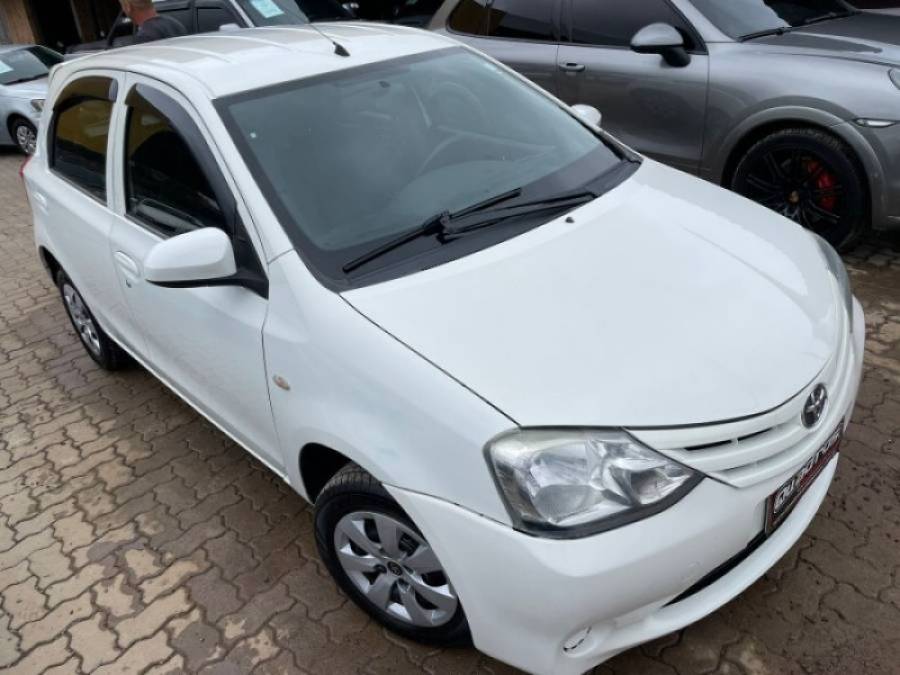 TOYOTA - ETIOS - 2014/2014 - Prata - R$ 40.900,00