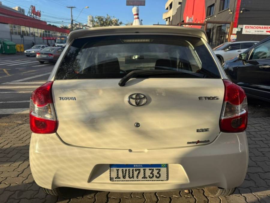 TOYOTA - ETIOS - 2014/2014 - Branca - R$ 40.900,00