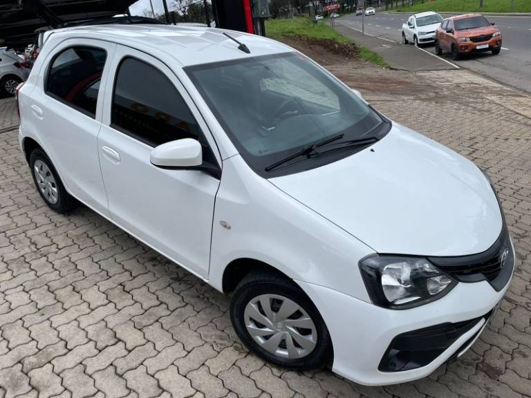 TOYOTA - ETIOS - 2020/2020 - Branca - R$ 56.900,00