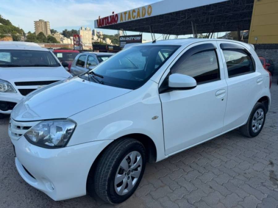 TOYOTA - ETIOS - 2014/2014 - Prata - R$ 40.900,00