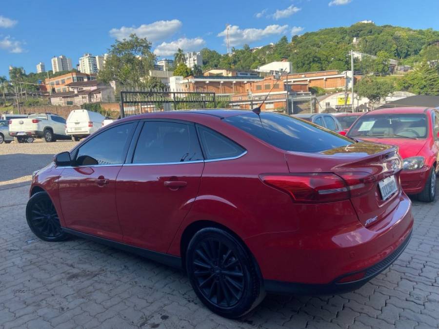 FORD - FOCUS - 2016/2016 - Vermelha - R$ 59.990,00