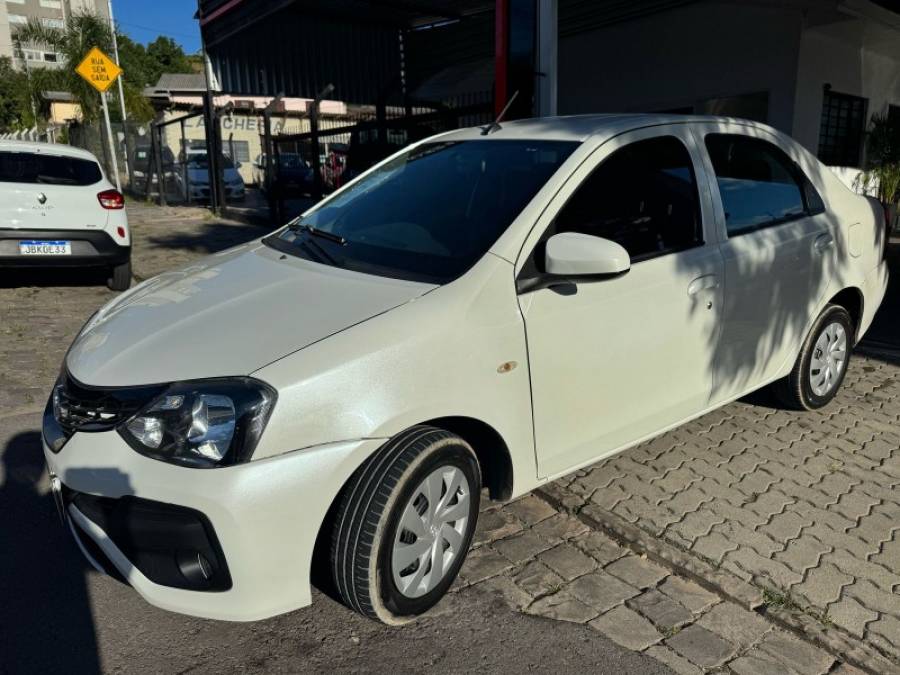 TOYOTA - ETIOS - 2018/2019 - Branca - R$ 65.900,00