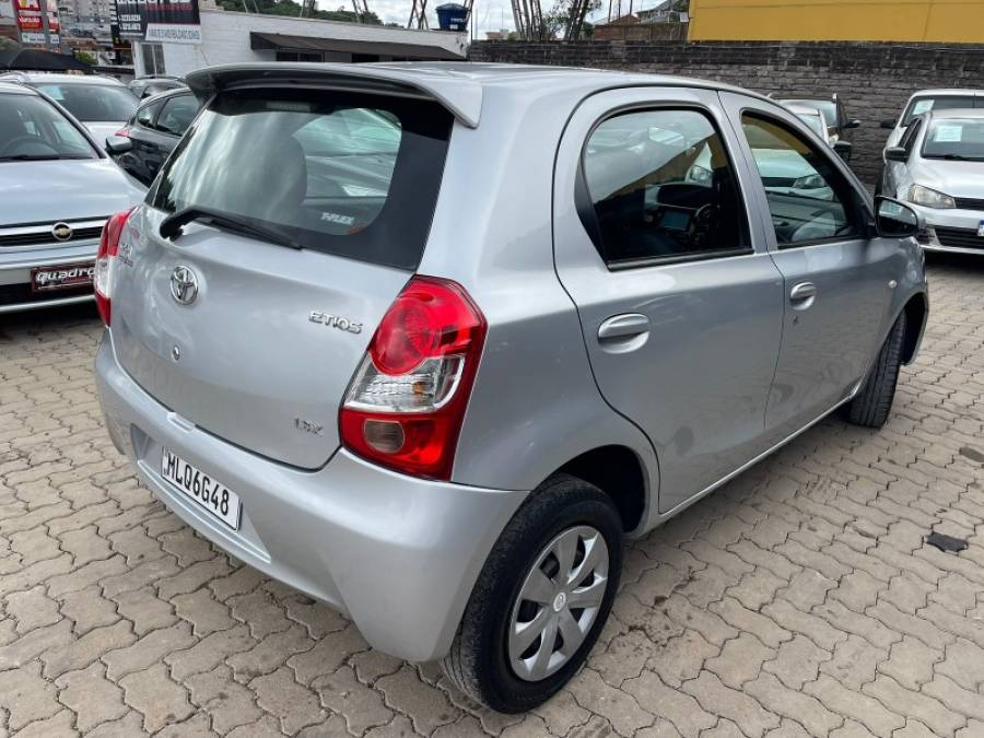 TOYOTA - ETIOS - 2014/2014 - Prata - R$ 39.990,00