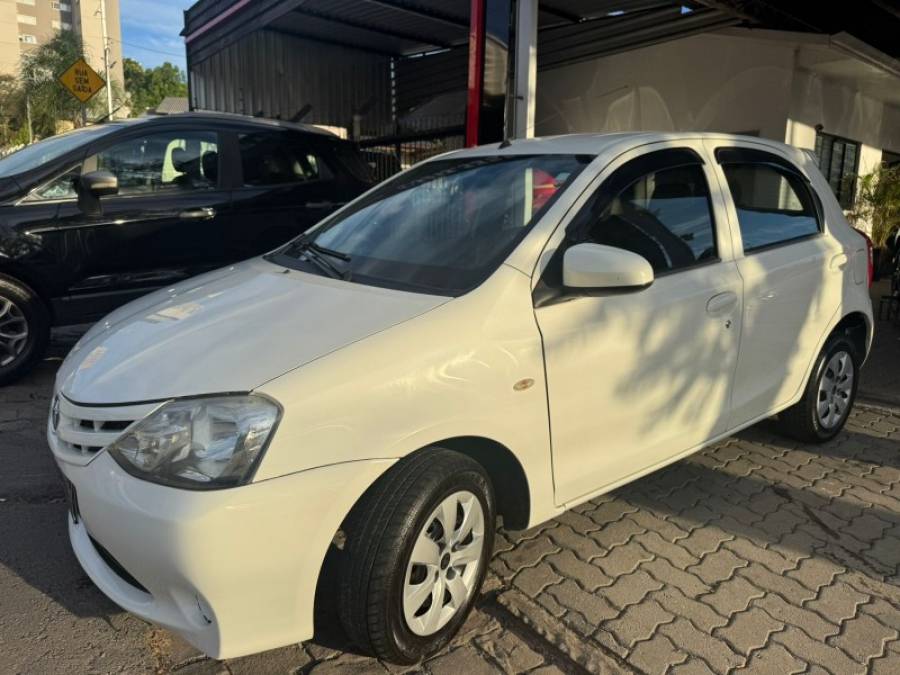 TOYOTA - ETIOS - 2014/2014 - Branca - R$ 40.900,00