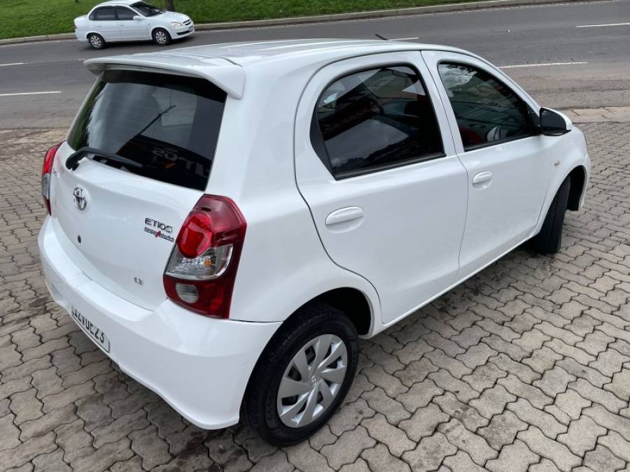 TOYOTA - ETIOS - 2020/2020 - Branca - R$ 56.900,00