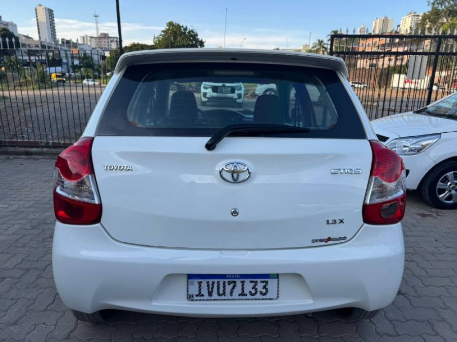 TOYOTA - ETIOS - 2014/2014 - Branca - R$ 40.900,00