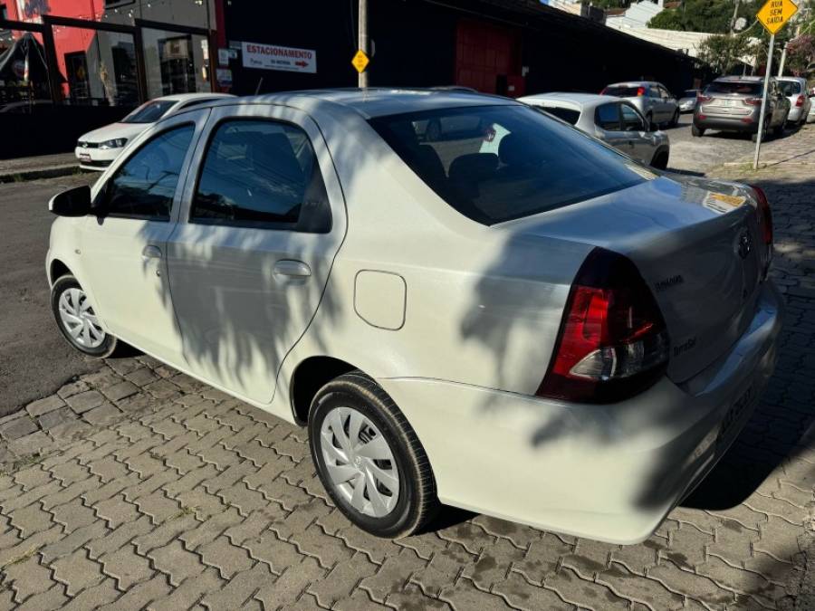 TOYOTA - ETIOS - 2018/2019 - Branca - R$ 65.900,00