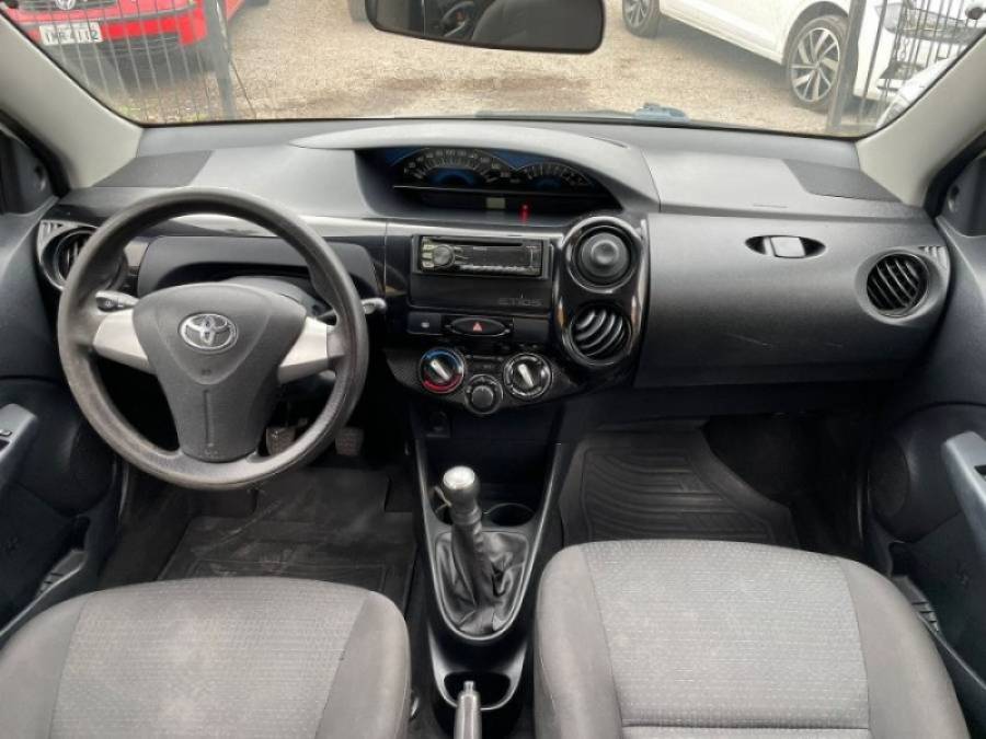 TOYOTA - ETIOS - 2014/2014 - Prata - R$ 40.900,00