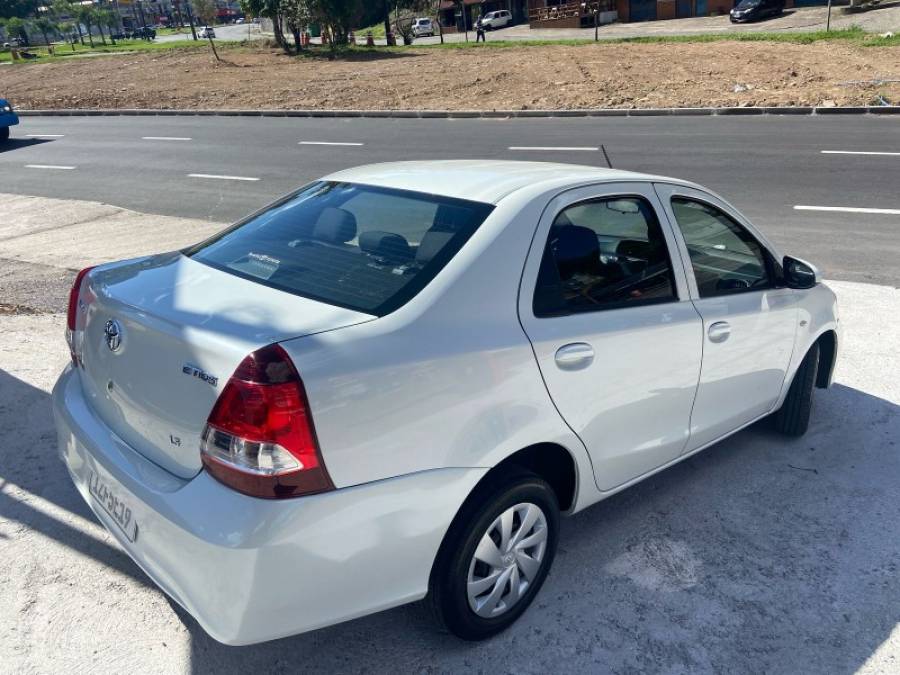 TOYOTA - ETIOS - 2019/2019 - Prata - R$ 65.900,00