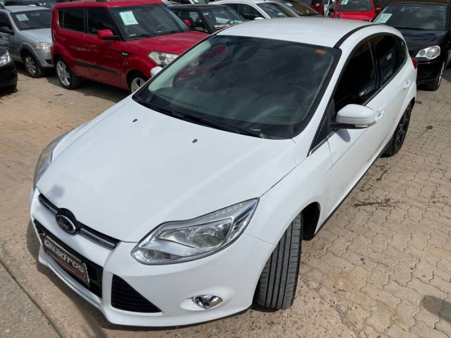 FORD - FOCUS - 2015/2015 - Branca - R$ 55.900,00